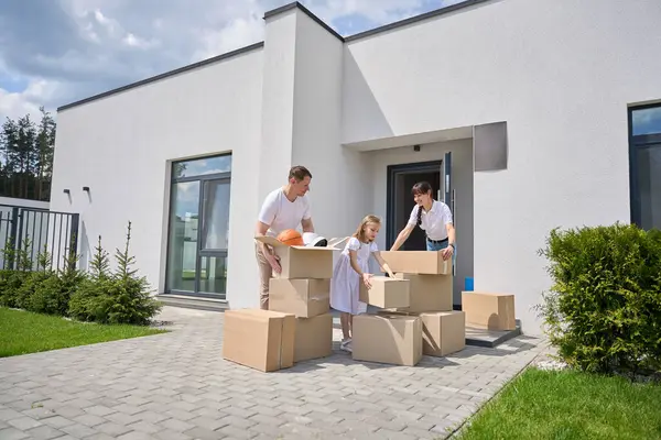Girl Helps Her Parents Carry Boxes Thing Family Has Moved — Stock Photo, Image