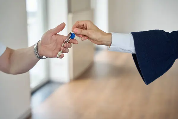 Verkaufsleiter Übergibt Dem Käufer Die Schlüssel Für Ein Neues Häuschen — Stockfoto