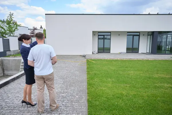 Verkäuferin Mit Einem Kunden Bei Der Besichtigung Eines Neuen Hauses — Stockfoto