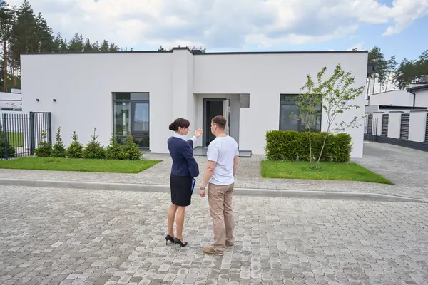 Mann Mit Verkaufsleiter Inspiziert Außenfassade Eines Neuen Hauses Landschaftsplanung Hof — Stockfoto