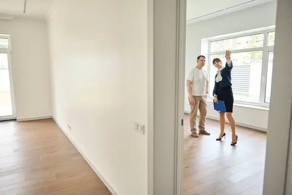 Bauherr Und Maklerin Inspizieren Ein Neues Haus Der Raum Ist — Stockfoto