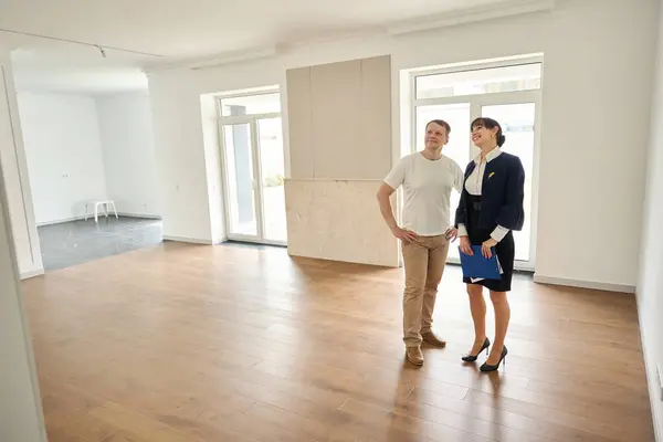 Immobilienmaklerin Stellt Kunden Ein Neues Haus Vor Das Zimmer Ist — Stockfoto