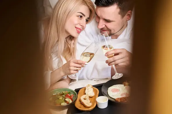 Heureux Jeunes Mariés Profiter Petit Déjeuner Lit Avec Champagne Ils — Photo