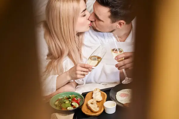 Feliz Recém Casados Desfrutar Café Manhã Cama Com Champanhe Eles — Fotografia de Stock