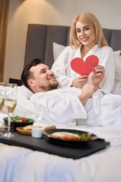 Newlyweds Lounging Bed Hotel Room Having Breakfast Champagne Cute Gift — Stock Photo, Image