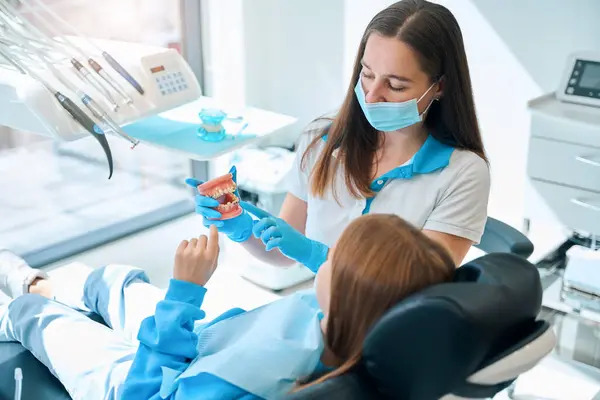 Facharzt Zahnklinik Bringt Kind Mundhygiene Mit Kieferattrappe Bei — Stockfoto