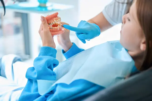Higienistka Dentystyczna Rękawiczkach Ochronnych Uczy Higieny Jamy Ustnej Dziecka Przy — Zdjęcie stockowe