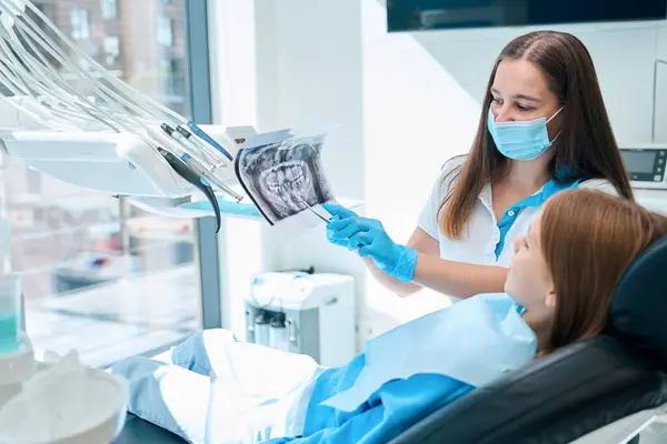 Doctor Girl Looking Photo Teeth Modern Equipment Dentist Clinic — Stock Photo, Image