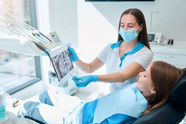 Doctor Girl Study Photo Teeth Modern Equipment Dentist Clinic — Stock Photo, Image