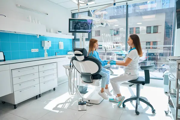 Empleado Una Clínica Dental Comunica Con Paciente Joven Toman Mano — Foto de Stock