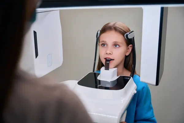 Spécialiste Fait Une Radiographie Dentaire Jeune Patient Une Femme Portant — Photo