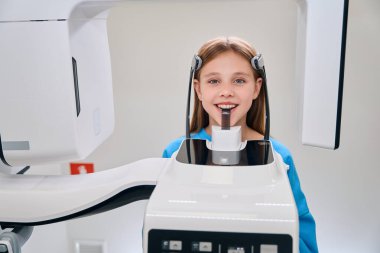 Diş röntgenine tabi tutulan çocuk, modern ekipman