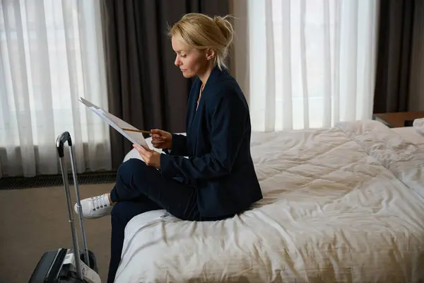 Seitenansicht Einer Seriösen Geschäftsfrau Die Ihrem Hotelzimmer Auf Dem Bett — Stockfoto