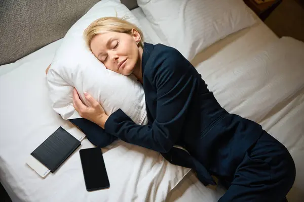 Zmęczony Bizneswoman Pantsuit Śpi Miękkiej Poduszce Wygodnym Łóżku Pokoju Hotelowym — Zdjęcie stockowe