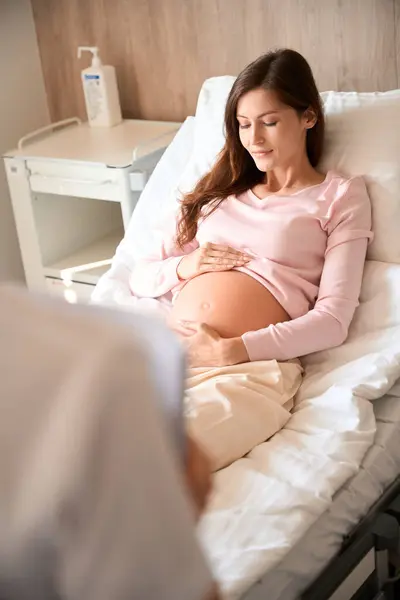 Piękna Kobieta Ciąży Oddziale Szpitalnym Przed Porodem — Zdjęcie stockowe
