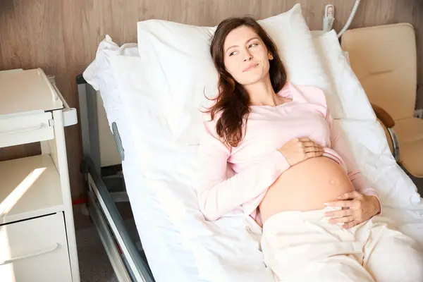 Spokojny Zrelaksowany Kobieta Ciąży Łóżku Klinice — Zdjęcie stockowe