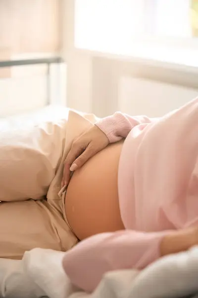 Nierozpoznawalna Pacjentka Leży Łóżku Szpitalu Przed Porodem — Zdjęcie stockowe