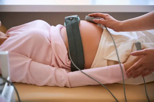 Nerozpoznatelná Těhotná Žena Podstupuje Lékařské Kardiotokografické Vyšetření Pro Kojence Nemocnici — Stock fotografie