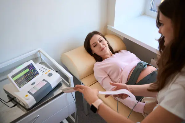 Těhotná Žena Ležící Lůžku Nemocnici Lékařem Nastavení Kardiotokografického Snímače Vyšetření — Stock fotografie