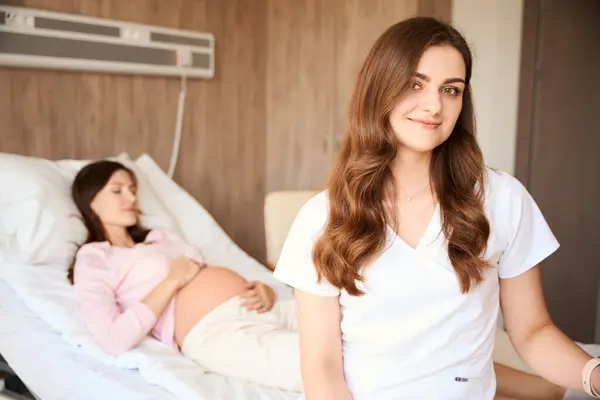 Médico Profesional Con Paciente Embarazada Hospitalizada Habitación Del Hospital — Foto de Stock