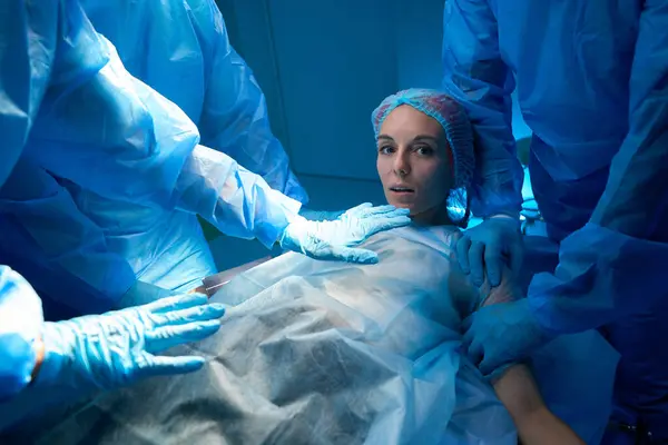 Paciente Emocional Assustado Acordando Durante Operação Sala Cirurgia — Fotografia de Stock