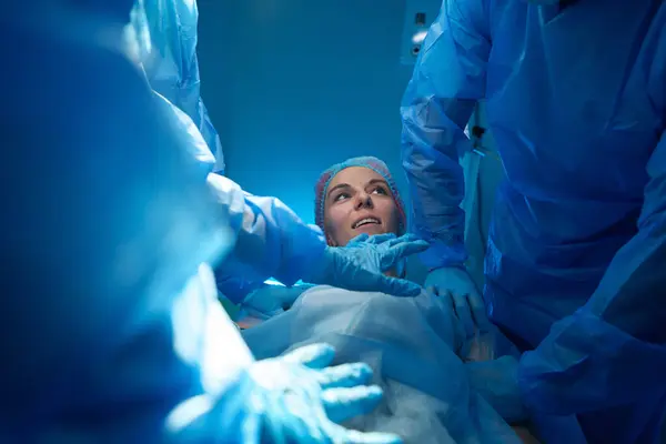 Женщина Пациент Просыпается После Операции Операционной Медицинском Центре — стоковое фото