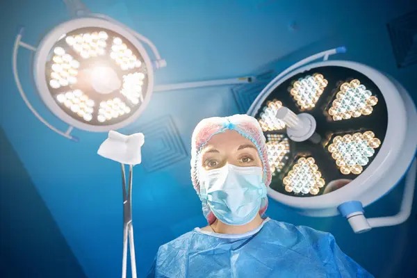 Travailleur Médical Tenant Tampon Coton Stérile Dans Une Salle Opération — Photo