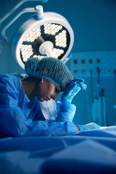 Cirujano Mujer Agotada Pie Después Cirugía Quirófano —  Fotos de Stock