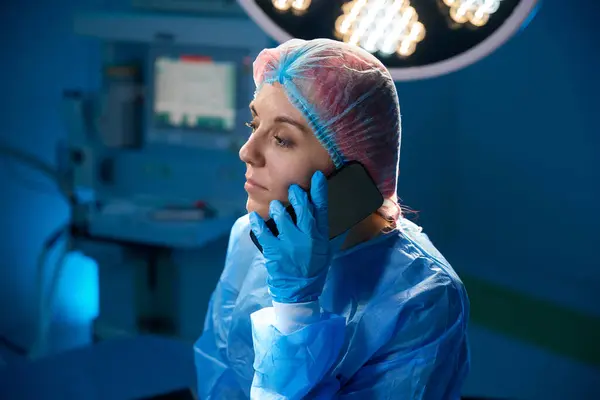 Женщина Хирург Разговаривает Мобильному Телефону После Операции Операционной — стоковое фото