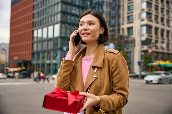 Smiling Lady Talking Phone Holding Red Gift Box Ribbon Bow — Stock Photo, Image