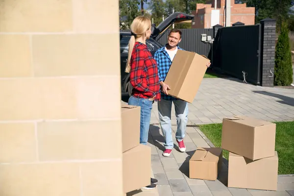 Lady Standing House Cheerful Man Carrying Cardboard Boxes Arranging Them — Stock Photo, Image
