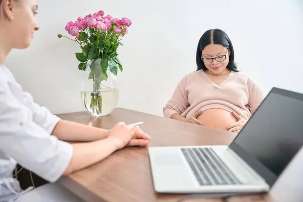 Těhotná Asijská Žena Návštěvě Gynekologa Kancelář Mluvit Její Pohodu Během — Stock fotografie