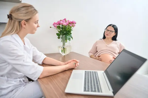 Mujer Embarazada Extremadamente Feliz Sus Años Visitando Obstetra Para Ponerse — Foto de Stock