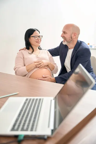 Extremely Happy Adult Couple Visiting Gynecologist Office Sincerely Rejoicing Hearing — Stock Photo, Image