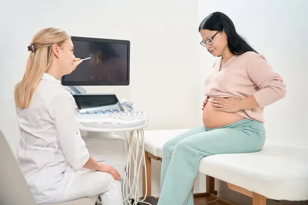 Embarazada Asiática Mujer Visitando Sonógrafo Para Extra Ultrasonido Médico Chequeando —  Fotos de Stock