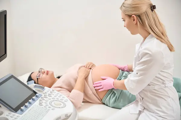 Young Tender Woman Gynecologist Checking Presentation Baby Womans Womb Measuring — Stock Photo, Image