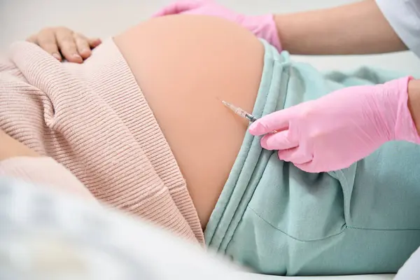 Κοντινό Πλάνο Γυναίκα Γενικός Ιατρός Κάνει Ένεση Έγκυο Γυναίκα Έννοια — Φωτογραφία Αρχείου