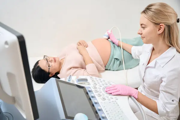 Smiling Woman Gynecologist Making Ultrasound Woman Second Trimester Looking Pretty — Stock Photo, Image