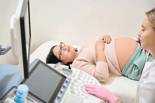 Pregnant Asian Woman Eyeglasses Lying Medical Exam Couch Ultrasound Looking — Stock Photo, Image