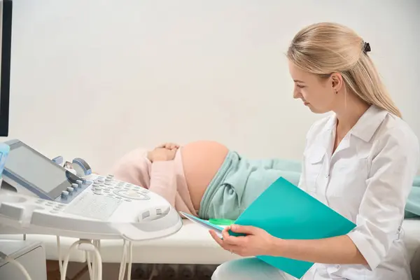 Smiling Woman Gyn Writing Medical Records Ultrasound Pregnant Woman Inserting — Stock Photo, Image