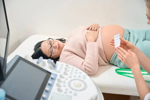 Wysoko Wykwalifikowany Ginekolog Rekomendujący Kobiecie Ciąży Tabletki Terapię Hormonalną Badaniu — Zdjęcie stockowe