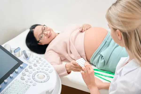 Female Gynecologist Prescribing Pills Pregnant Woman Support Her Calcium Mineral — Stock Photo, Image