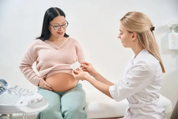 Ginekolog Przepisujący Niektóre Leki Dorosłej Kobiecie Ciąży Celu Wsparcia Jej — Zdjęcie stockowe