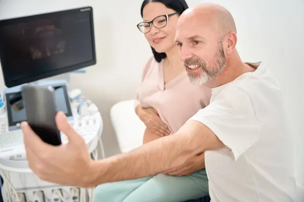 Happy Excited Spouses Making Selfie Smartphone Background Ultrasound Apparatus Image — Stock Photo, Image