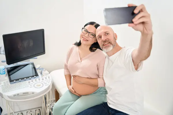 Spännande Man Och Hustru Att Göra Selfie Bakgrunden Bilden Sitt — Stockfoto