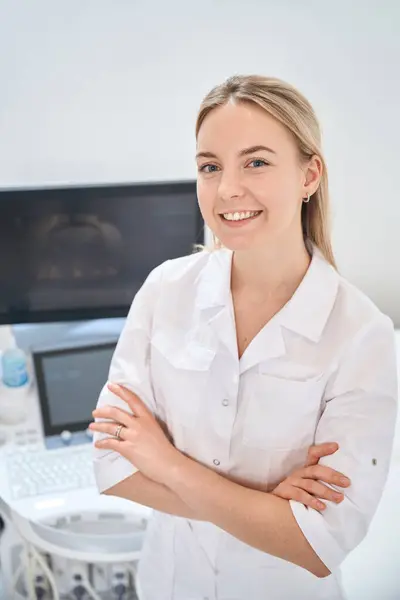 Pretty High Qualified Woman Sonographer Smiling Standing Ultrasound Machine Clinic — Stock Photo, Image