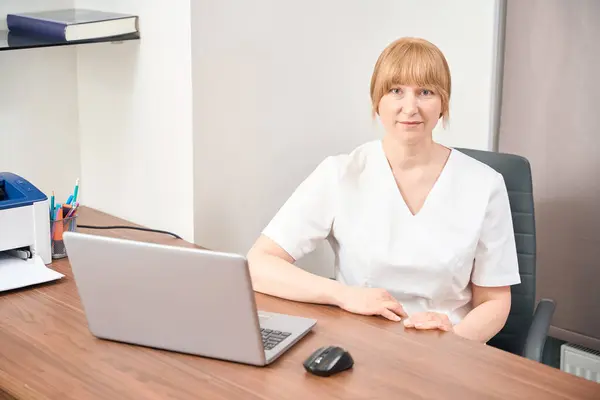 Hochqualifizierte Ärztin Wartet Auf Ihren Klienten Gemütlichen Arbeitsplatz Mit Laptop — Stockfoto