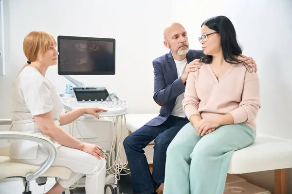 Qualified Woman Sonographer Reporting Adult Spouses Bad News Congenital Defects — Stock Photo, Image