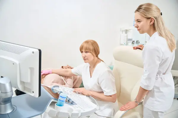 Female Assistant Doctor Sonographer Examining Thyroid Gland Woman Patient Checking — Stock Photo, Image