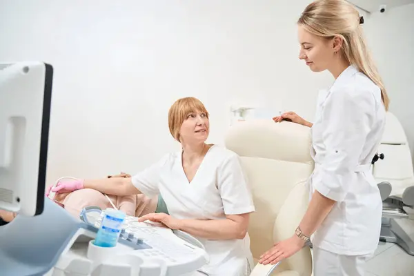 Nitelikli Doktor Sonograf Genç Hemşireye Tiroid Bezi Ultrasonunu Nasıl Yapacağını — Stok fotoğraf